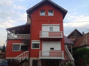 Отель Apartment Red House  Високо